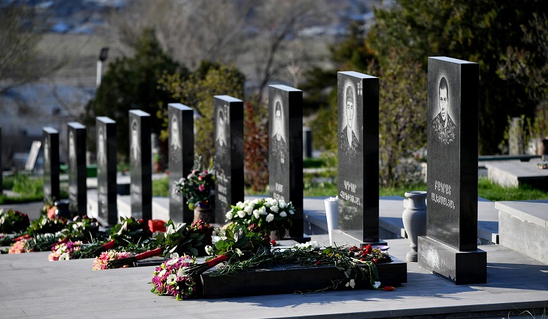 Նիկոլ Փաշինյանի անունից ծաղիկներ են դրվել Ապրիլյան քառօրյա պատերազմի հերոսների շիրիմներին