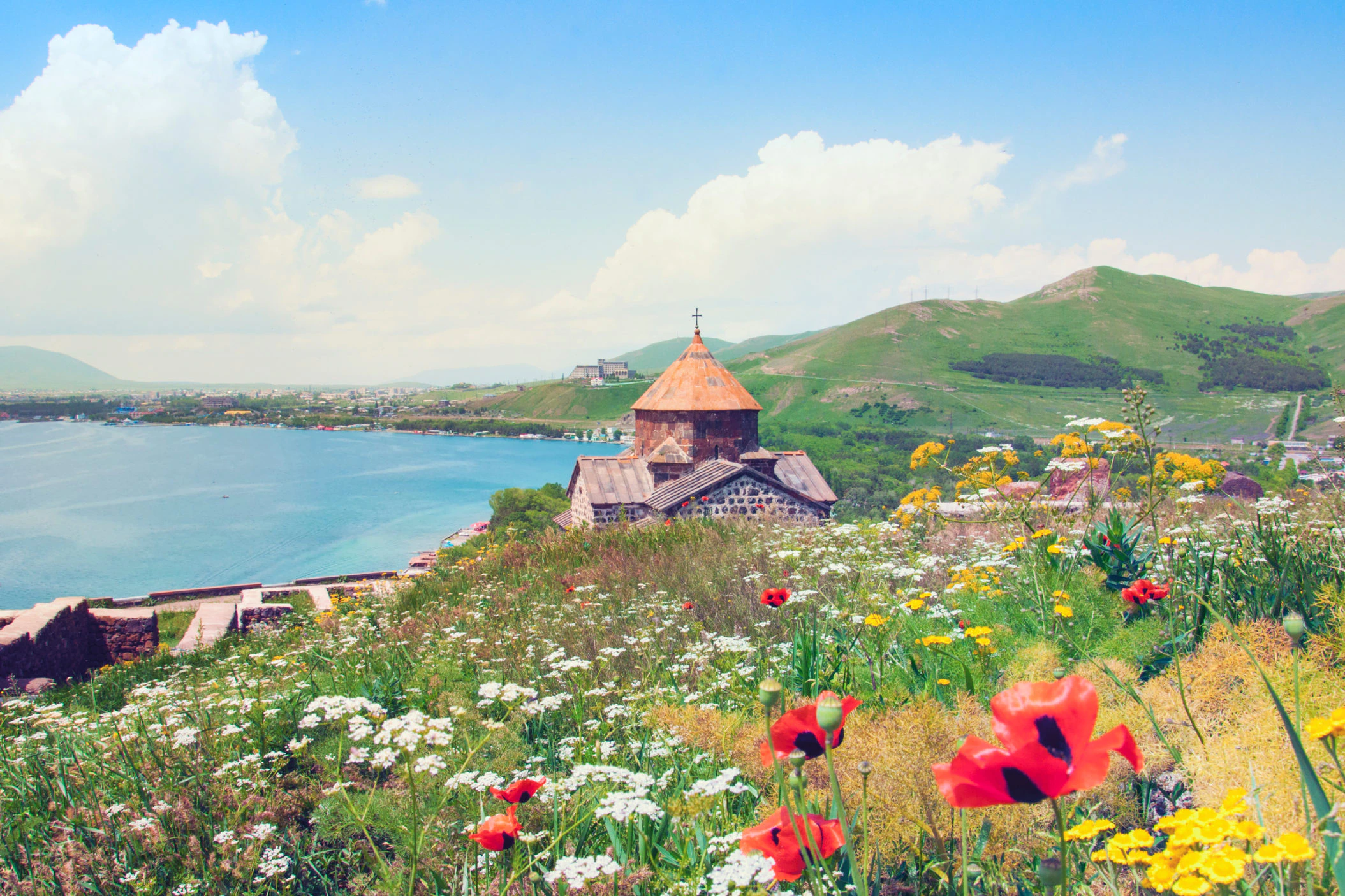 Армения озеро Севан цветы