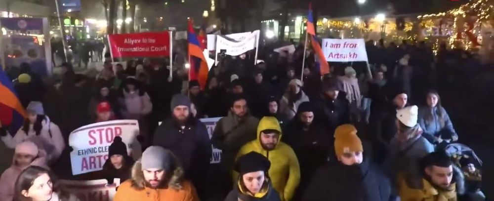 Սա քաղաքական ակցիա չէ, բոլորս պետք է մի կողմ դնենք իշխանություն-ընդդիմություն գզվռտոցն ու միավորվենք. դերասանները՝ «Հանուն կյանքի ճանապարհի» քայլերթի ժամանակ