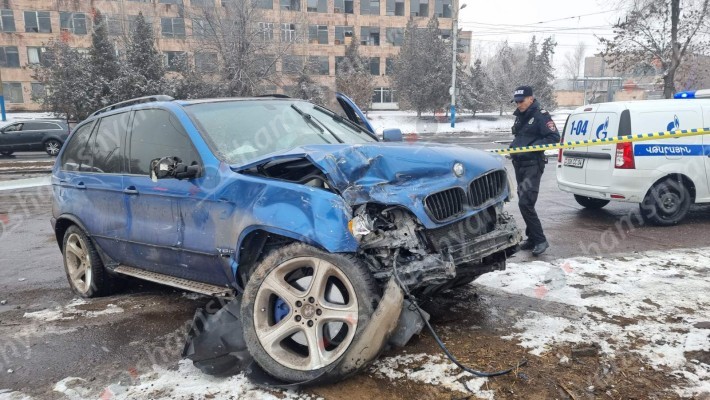 Թևոսյան փողոցում բախվել են BMW X5-ն ու «06»-ը․ «06»-ը հայտնվել է երթևեկելի գոտուց դուրս, «X5»-ն էլ բախվել է գազատար խողովակին