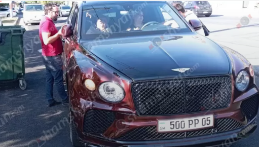 Երևանում Bentley-ով վթարի է ենթարկվել հայաստանյան հայտնի գործարարներից մեկի մոտ ազգականը