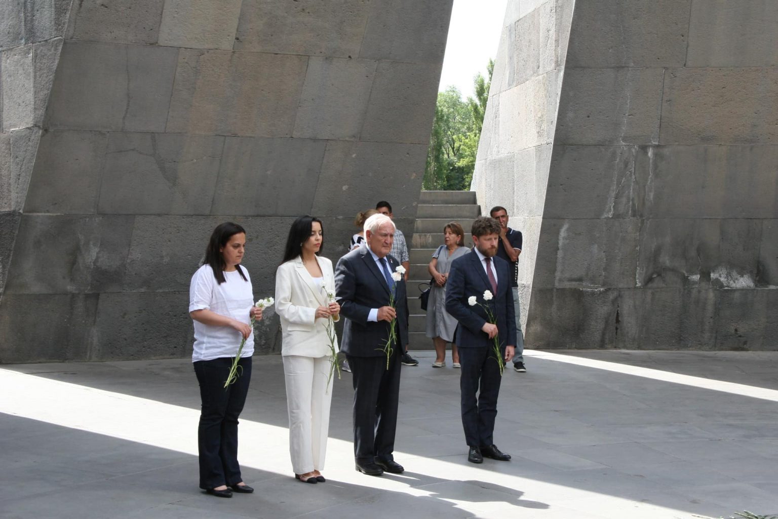 Ֆրանսիայի նախկին վարչապետ Ժան-Պիեռ Ռաֆարենն այցելել է Հայոց ցեղասպանության հուշահամալիր