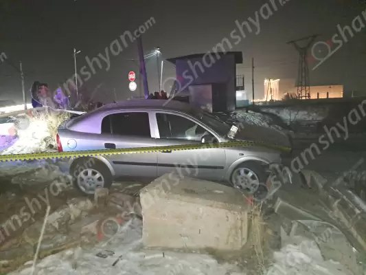 Արտաշատում «Opel»-ը բախվել է շիրմաքարի․ ամուսինները և անչափահաս երեխաները հիվանդանոցում են