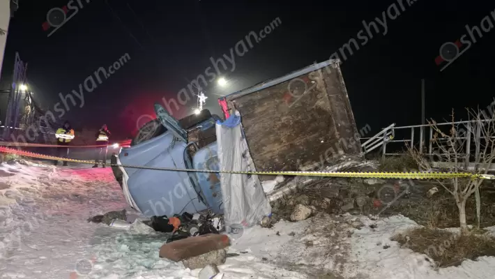 Եղվարդում 69-ամյա վարորդը «ԶԻԼ» մակնիշի բեռնատարով կողաշրջված հայտնվել է երթևեկելի գոտուց դուրս․ վարորդին ավտոմեքենայից դուրս են բերել փրկարարները