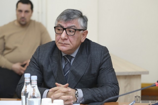 Մենք պետք է շատ տարբեր ապրանքներ արտահանեինք ԱՄԷ,  մեզ ի՞նչն է խանգարում. Սուքիասյանը՝ փոխնախարարին