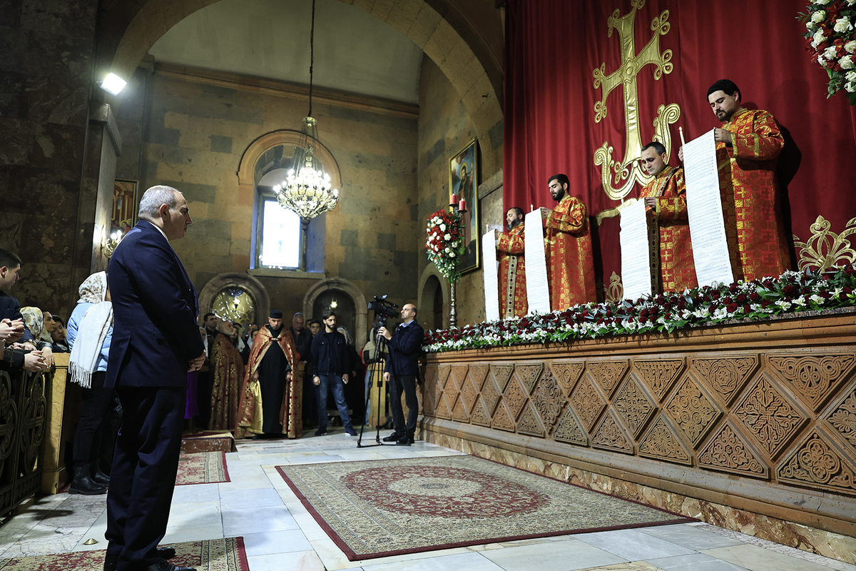 Վարչապետը ներկա է գտնվել Սուրբ Հարության տոնի ճրագալույցի պատարագին