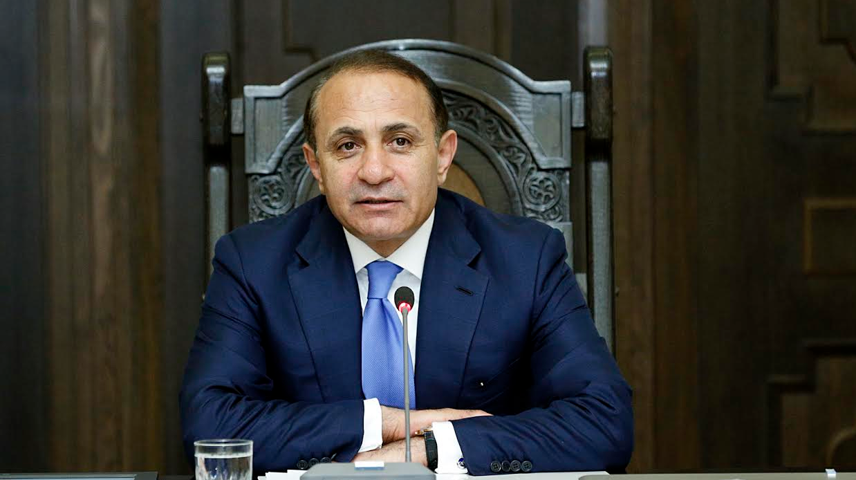 1 մլրդ 100 մլն դրամ, բազմաթիվ գույքեր. Հովիկ Աբրահամյանի եղբոր, փեսաների ապօրինի գույքերի պահանջը