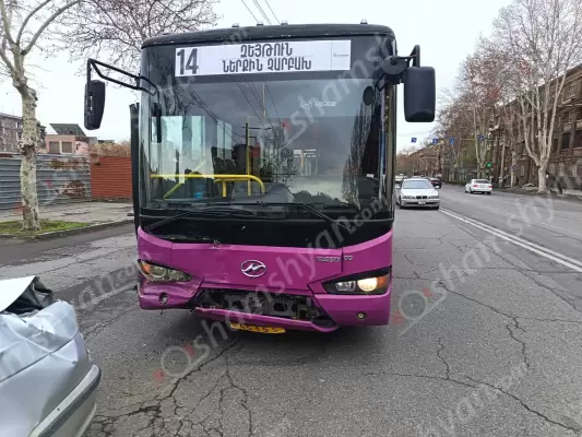 Շղթայական ավտովթար՝ Երևանում. բախվել են 14 համարի ավտոբուսը, «Toyota»-ն, «BMW»-ն և «Ford»-ը