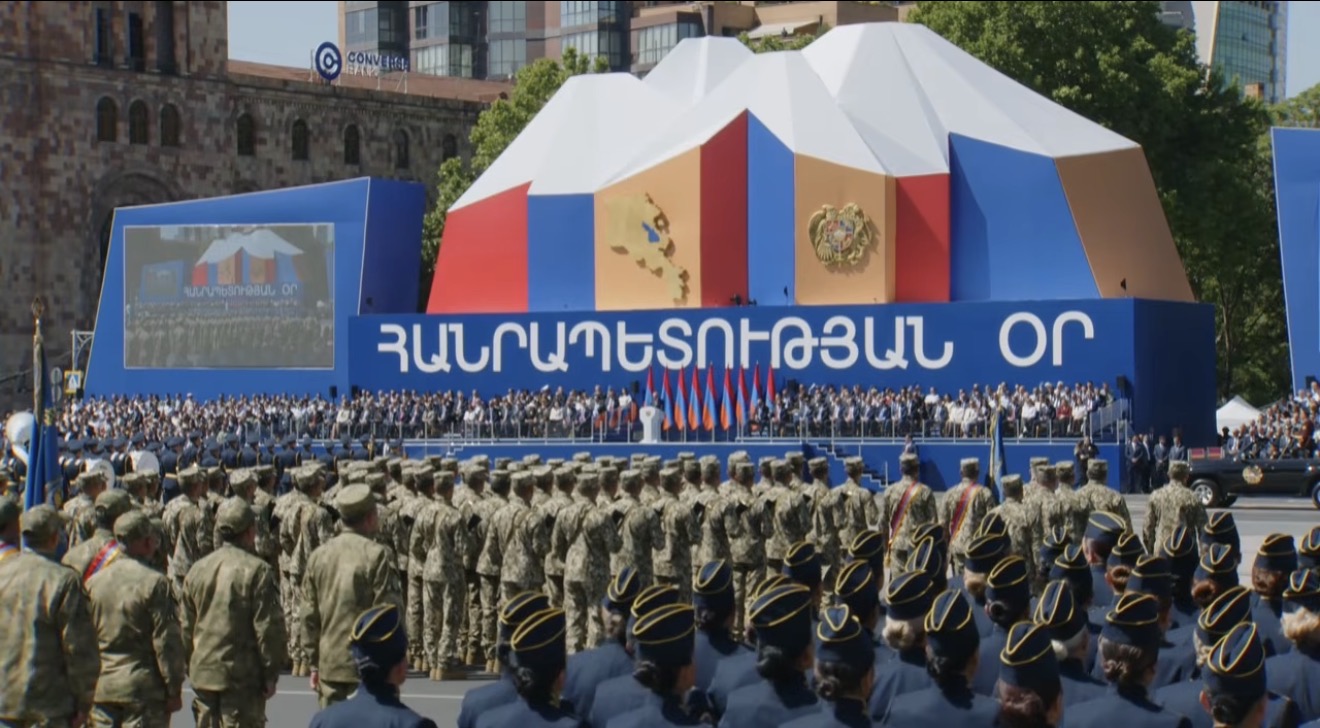 Զորահանդես՝ նվիրված Հանրապետության օրվան. ուղիղ