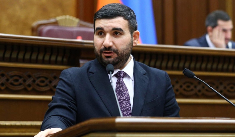 Այսօր ինչո՞ւ փողկապով չեք, պարոն Վարդևանյան, կարո՞ղ է, որովհետև մտածել եք, որ ԱԺ-ն զոհասեղան է. Ալեքսանյան