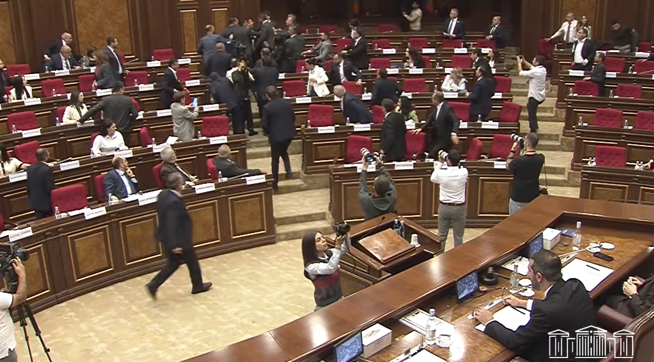 Լարված իրավիճակ ԱԺ-ում, հայտարարվեց ընդմիջում
